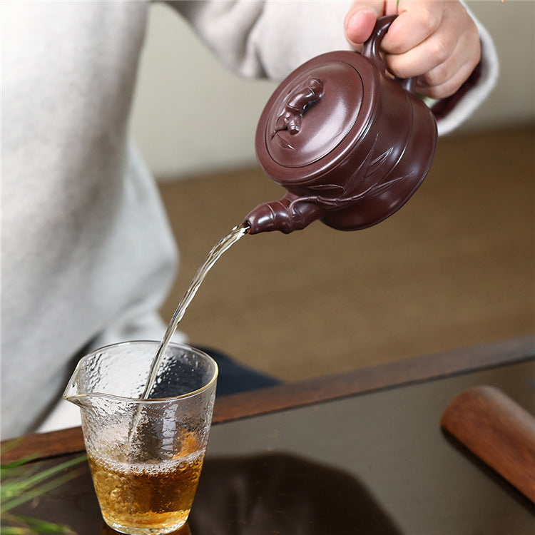 Théière artisanale en argile violette – Décor bambou appliqué, 250 ml