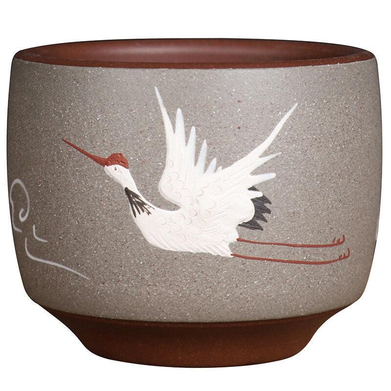 Tasse à thé artisanale en argile violette – Motif grue peint à la main