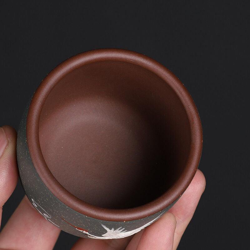 Tasse à thé artisanale en argile violette – Motif grue peint à la main