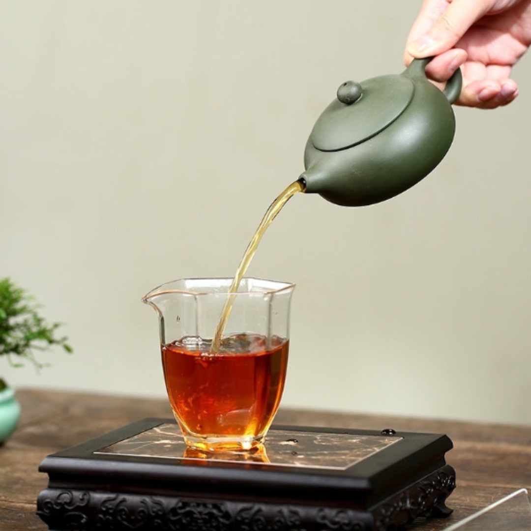 Théière artisanale en argile verte – Forme arrondie, 185 ml