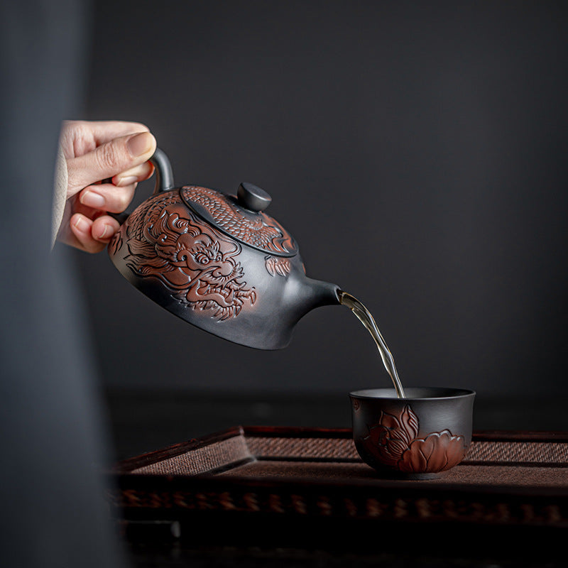 Théière artisanale en argile violette – Style rétro avec décor en relief