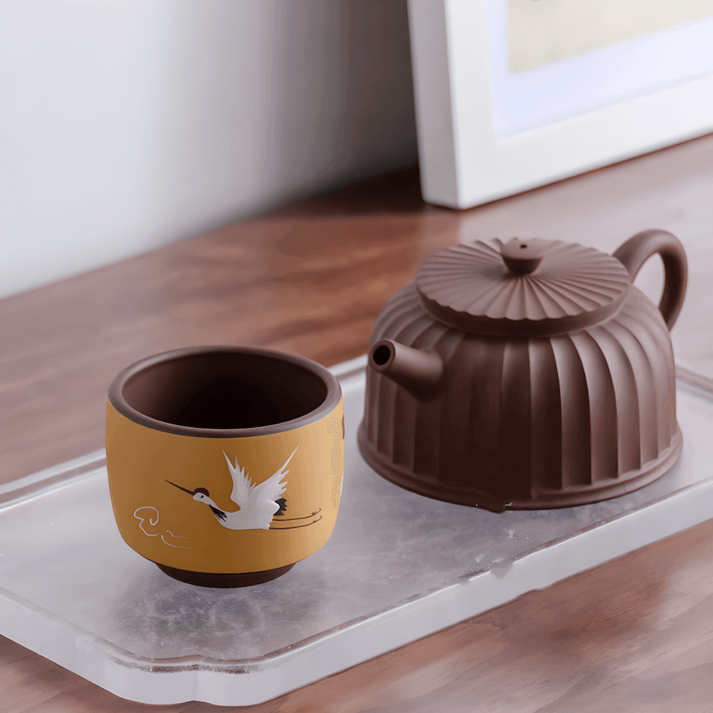 Tasse à thé artisanale en argile violette – Motif grue peint à la main