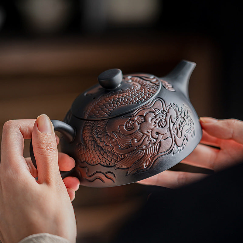 Théière artisanale en argile violette – Style rétro avec décor en relief