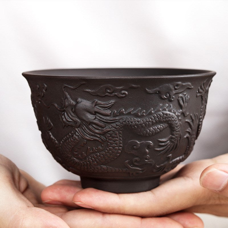 Tasse à thé artisanale en argile violette – Motif dragon en relief, 230 ml