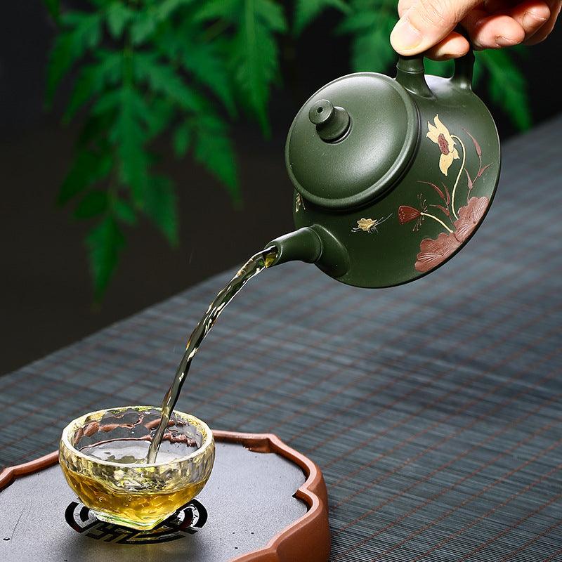 Théière artisanale en argile verte – Décor lotus, anse bambou, 230 ml