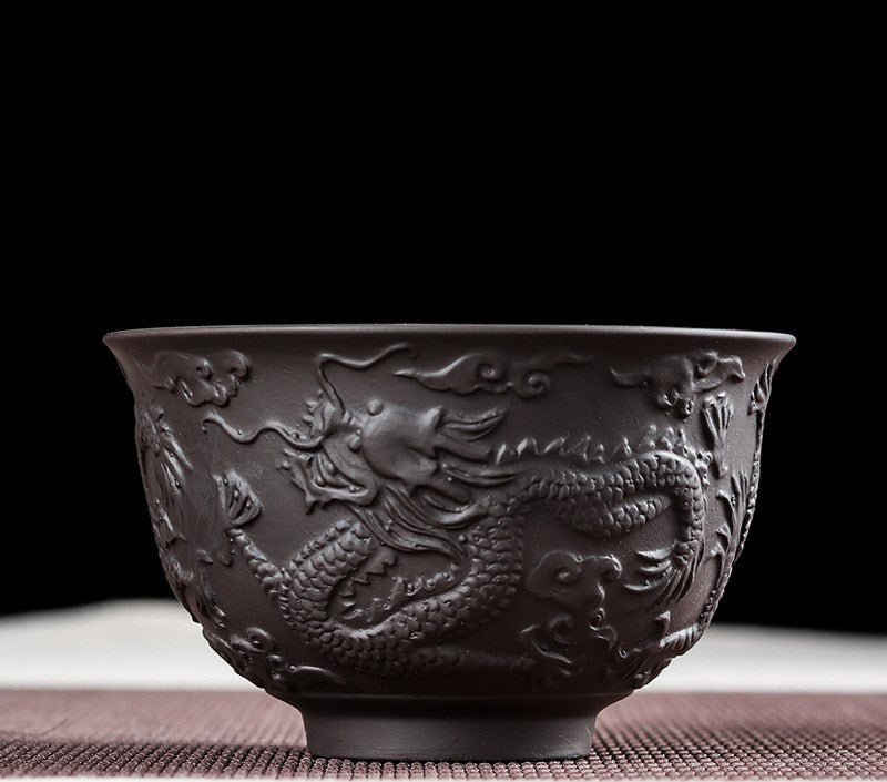 Tasse à thé artisanale en argile violette – Motif dragon en relief, 230 ml