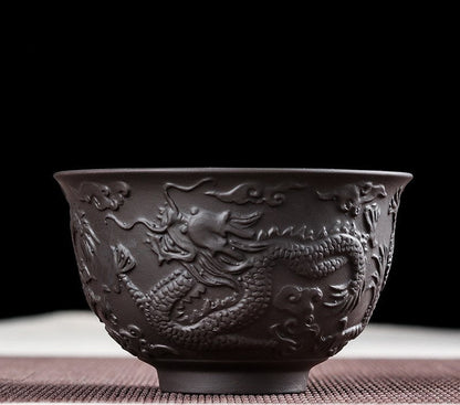 Tasse à thé artisanale en argile violette – Motif dragon en relief, 230 ml