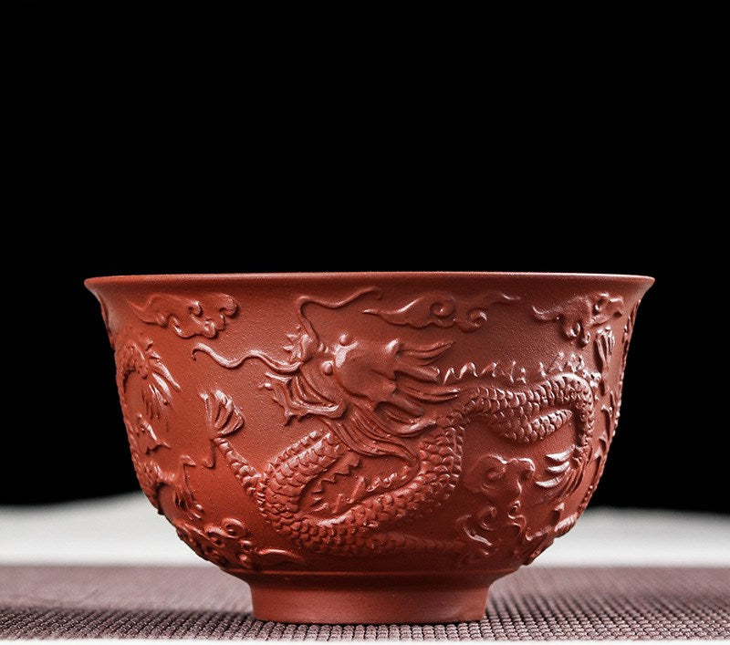 Tasse à thé artisanale en argile violette – Motif dragon en relief, 230 ml