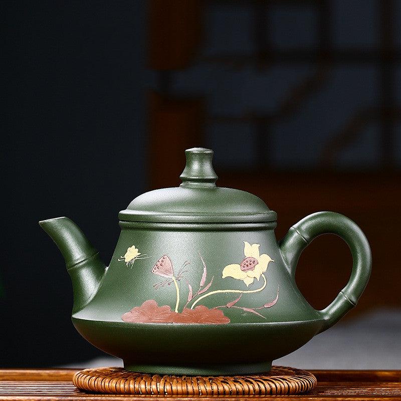 Théière artisanale en argile verte – Décor lotus, anse bambou, 230 ml