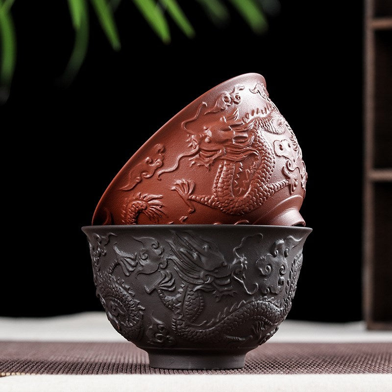 Tasse à thé artisanale en argile violette – Motif dragon en relief, 230 ml