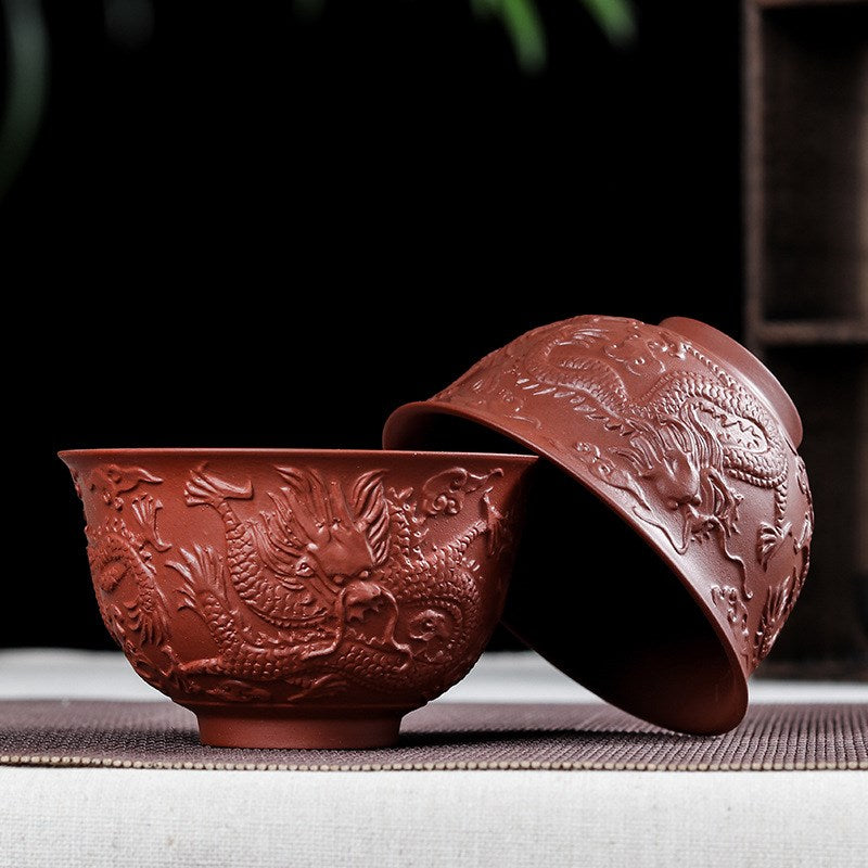 Tasse à thé artisanale en argile violette – Motif dragon en relief, 230 ml