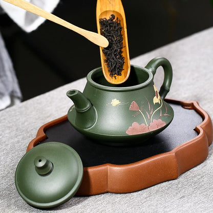 Théière artisanale en argile verte – Décor lotus, anse bambou, 230 ml