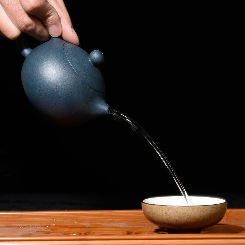 Théière artisanale en argile bleue – 180 ml, décor peint à la main