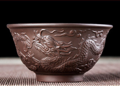 Tasse à thé artisanale en argile violette – Motif dragon en relief, 230 ml