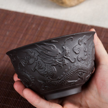 Tasse à thé artisanale en argile violette – Motif dragon en relief, 230 ml