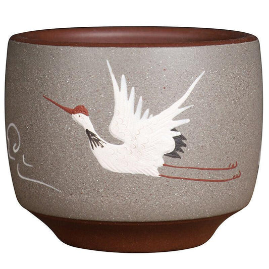 Tasse à thé artisanale en argile violette – Motif grue peint à la main