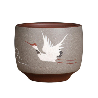 Tasse à thé artisanale en argile violette – Motif grue peint à la main