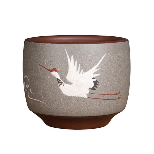 Tasse à thé artisanale en argile violette – Motif grue peint à la main