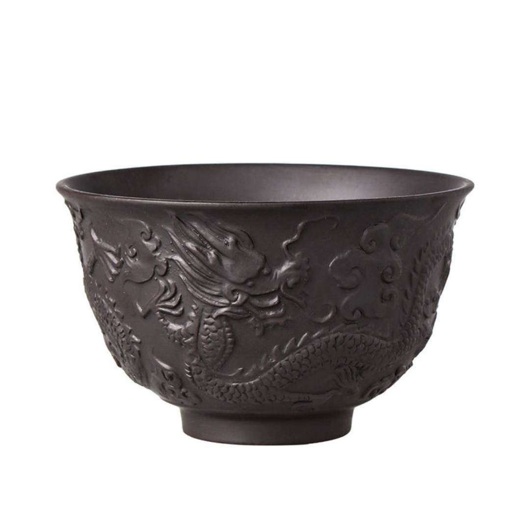 Tasse à thé artisanale en argile violette – Motif dragon en relief, 230 ml