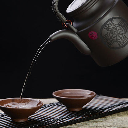 Théière artisanale en argile violette – 720 ml, anse en rotin ou cuivre