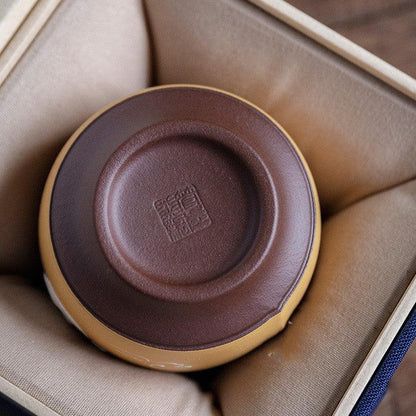 Tasse à thé artisanale en argile violette – Motif grue peint à la main